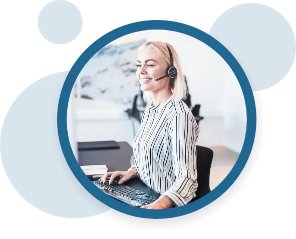 Eine Frau mit Headset sitzt an einem Schreibtisch, tippt auf einer Tastatur und lächelt, während blaue kreisförmige Grafikelemente das Bild einrahmen.