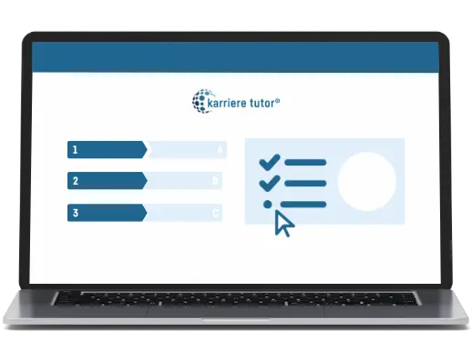 Auf einem Laptop-Bildschirm werden auf der weiß-blauen Oberfläche der Lernwelt Karriere Tutor das Logo des Karriere Tutors, eine von 1 bis 3 nummerierte Liste sowie eine Grafik aus Häkchen mit Cursor-Symbol angezeigt.